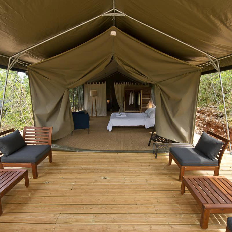 <p>Cette vaste tente façon safari abrite une terrasse couverte de 25m² et 3 lits. Un hébergement original qui permet d’être au cœur de la nature en toute liberté ! Située sur la propriété de 30 hectares d’un camping 3 étoiles constitué de 24 lodges, elle dispose d’un espace habitable de 40m². Non loin, on trouve une piscine chauffée et un bar/restaurant. Attention, en raison de la fragilité du mobilier, l’accès est interdit aux enfants de moins de 13 ans.</p> <p>Tarif : à partir de 758 € la semaine<br> Capacité : 4 personnes (1 lit double et 2 lits simples)</p> <p><a href="https://www.gites-de-france.com/fr/occitanie/lot/grande-lodge-46g12399?travelers=2" rel="nofollow noopener" target="_blank" data-ylk="slk:Rérserver le gite de La Grande Lodge à Sauliac-sur-Célé (Lot);elm:context_link;itc:0;sec:content-canvas" class="link ">Rérserver le gite de La Grande Lodge à Sauliac-sur-Célé (Lot) </a></p>  <br><a href="https://www.femina.fr/diaporama/gites-de-france-insolites#xtor=AL-34" rel="nofollow noopener" target="_blank" data-ylk="slk:Voir la suite des photos sur Femina.fr;elm:context_link;itc:0;sec:content-canvas" class="link ">Voir la suite des photos sur Femina.fr</a><br><h3>A lire aussi</h3><ul><li><a href="https://www.femina.fr/diaporama/netflix-15-feel-good-movies-a-regarder-pendant-le-confinement#xtor=AL-34" rel="nofollow noopener" target="_blank" data-ylk="slk:Netflix : 15 feel good movies à regarder pendant le confinement;elm:context_link;itc:0;sec:content-canvas" class="link ">Netflix : 15 feel good movies à regarder pendant le confinement</a></li><li><a href="https://www.femina.fr/diaporama/les-objets-les-plus-oublies-dans-les-uber#xtor=AL-34" rel="nofollow noopener" target="_blank" data-ylk="slk:Les 10 objets les plus oubliés dans les Uber;elm:context_link;itc:0;sec:content-canvas" class="link ">Les 10 objets les plus oubliés dans les Uber</a></li><li><a href="https://www.femina.fr/diaporama/les-plus-beaux-couchers-de-soleil#xtor=AL-34" rel="nofollow noopener" target="_blank" data-ylk="slk:Les plus beaux couchers de soleil au monde selon les journalistes de 46 pays;elm:context_link;itc:0;sec:content-canvas" class="link ">Les plus beaux couchers de soleil au monde selon les journalistes de 46 pays</a></li><li><a href="https://www.femina.fr/diaporama/netflix-les-films-et-series-les-plus-attendus-en-mars-2020#xtor=AL-34" rel="nofollow noopener" target="_blank" data-ylk="slk:Netflix : les films et séries les plus attendus en mars 2020;elm:context_link;itc:0;sec:content-canvas" class="link ">Netflix : les films et séries les plus attendus en mars 2020</a></li><li><a href="https://www.femina.fr/diaporama/ou-voyager-moins-cher-selon-le-mois-de-l-annee#xtor=AL-34" rel="nofollow noopener" target="_blank" data-ylk="slk:Où voyager moins cher selon le mois de l'année ?;elm:context_link;itc:0;sec:content-canvas" class="link ">Où voyager moins cher selon le mois de l'année ?</a></li></ul>