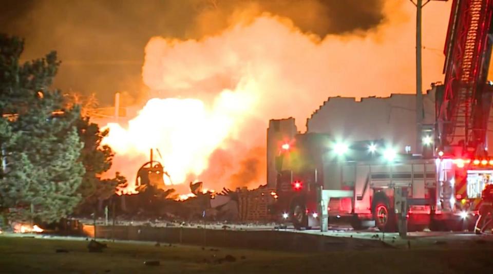 عکس: آتش نشانان در صحنه یک انفجار، 4 مارس 2024، در شهر کلینتون، میش، ظاهر می شوند (WXYZ)