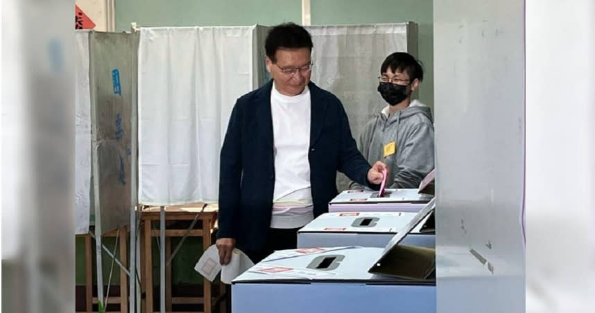 國民黨副總統候選人趙少康表示，今日冬陽暖暖，是個適合出門的天氣，呼籲民衆記得帶身分證、印章還有投票通知書，在下午4點前完成投票。（圖／翻攝自趙少康臉書）