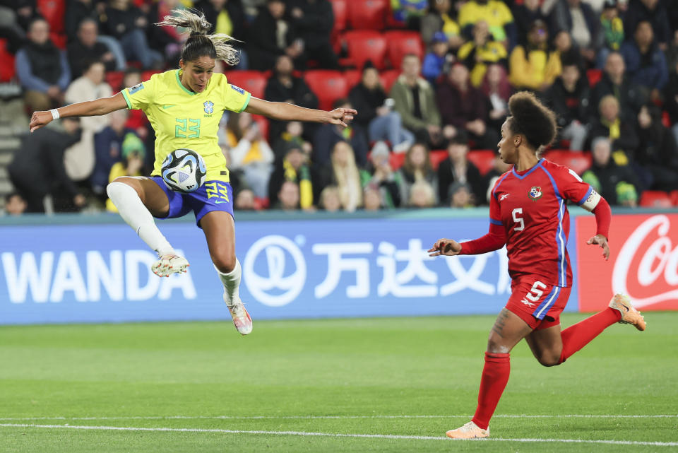 La brasileña Gabi Nunes (23) controla el balón en el aire ante la panameña Yomira Pinzón en el Mundial femenino, el lunes 24 de julio de 2023 en Adelaida, Australia. (AP Foto/James Elsby)