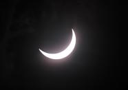 Les spectateurs ont suivi, filmé et photographié le passage de la Lune devant le Soleil, réduit à un disque noir auréolé d'or. <br>(Photo: Ian Hitchcock/Getty Images)