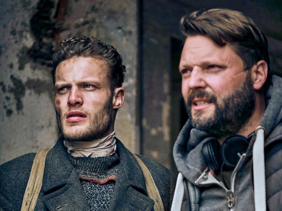 Regisseur Peter Thorwarth (r.) neben Hauptdarsteller Robert Maaser am Set von "Blood & Gold". (Bild: Netflix/Reiner Bajo)