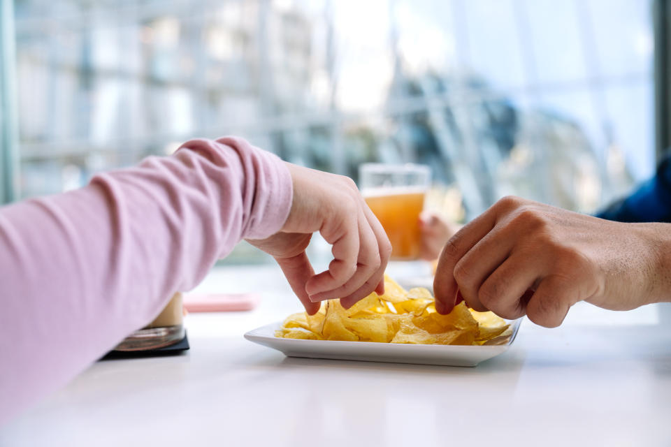 有網友好奇「大家還會吃古早味零食嗎？」掀起許多網友討論。（示意圖／Getty Images）