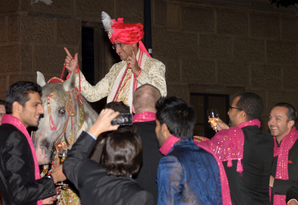 Gulraj Behl llega a caballo para su boda con Shristi Mittal celebrada en el Museo Nacional de Arte de Catalunya (MNAC) el 7 de diciembre de 2013 en Barcelona, España.(Robert Marquardt/Getty Images)