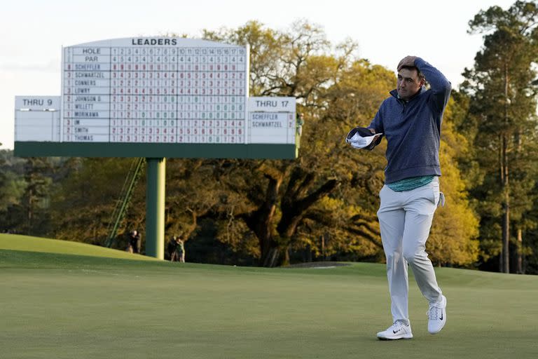 Scottie Scheffler camina en el hoyo 18, después de haber sorteado un problema en la salida