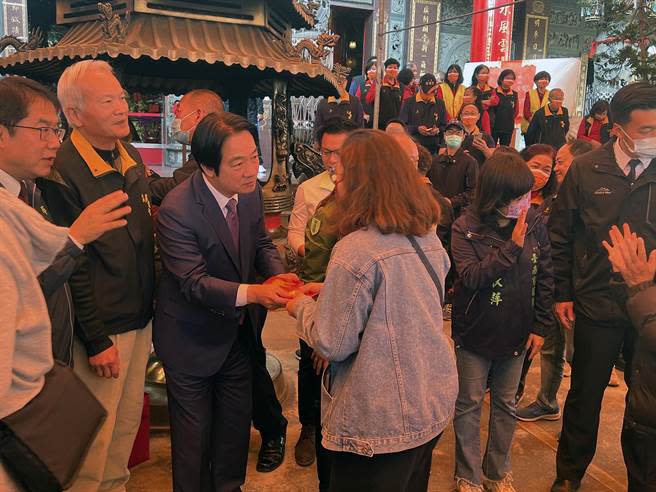 副總統賴清德抵達台南市永康區廣護宮分送民眾一元福袋小紅包。（洪榮志攝）