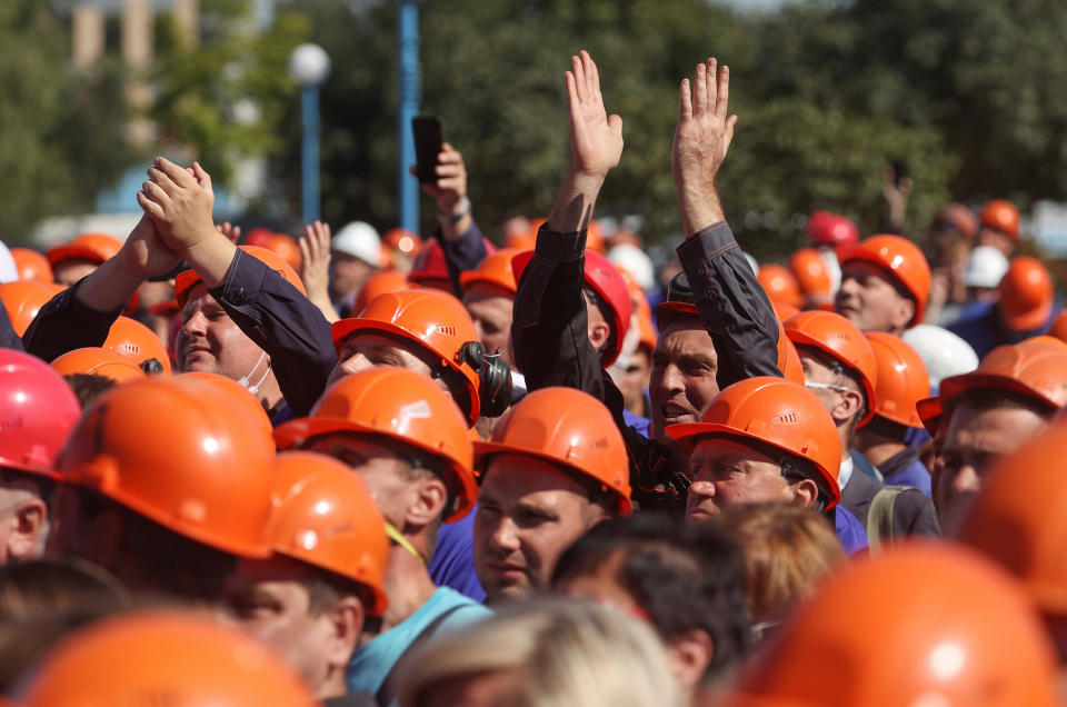 Image: Employees of Grodno Azot company protest against presidential election results in Grodno (Reuters)