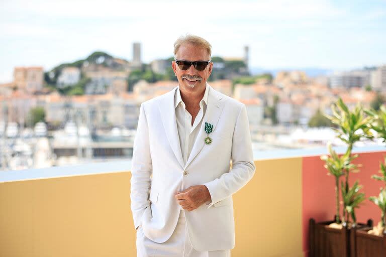 Kevin Costner, ahora de blanco, tras ser nombrado Chevalier de l'Ordre des Arts et des Lettres, en la 77a. edición del Festiavl de cine de Cannes