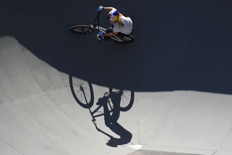 La freestyler alemana Lara Marie Lessman compite en la Copa del Mundo UCI BMX de Freestyle.