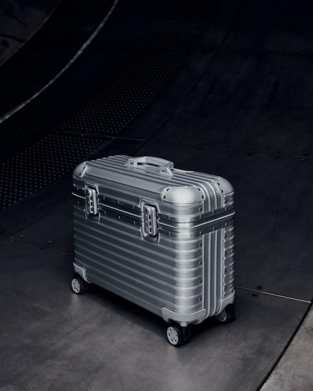 Modernized Luxury Pilot Suitcases : Rimowa Original Pilot Case