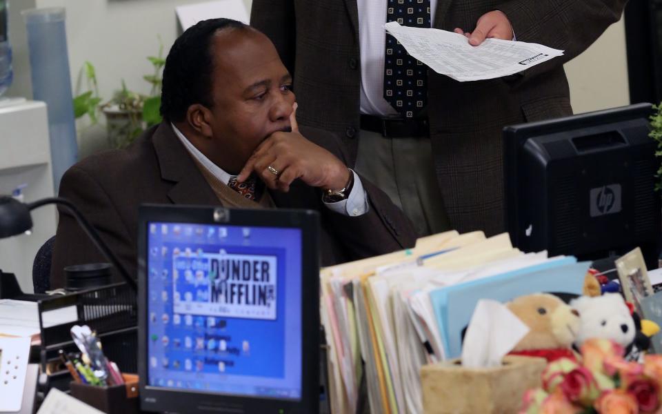 <p>Er will in Ruhe arbeiten, in Ruhe seine Kreuzworträtsel lösen, vor allen Dingen aber will er einfach seine Ruhe haben. Das Herz ... Stanley Hudson (Leslie David Baker), Vertrieb, ist ein ziemlicher Grummelbär und hält wenig von all dem Blödsinn, der um ihn herum passiert. Aber solange das Gehalt pünktlich auf dem Konto landet, ist die Welt einigermaßen in Ordnung. (Bild: Turbine Medien)</p> 