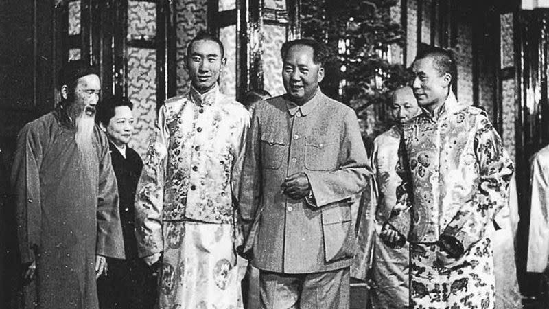  1954年年輕帥氣的西藏兩位代表人物達賴（右）、班禪（左）與毛澤東（中）世紀同框。 （圖／方舟文化提供提供）