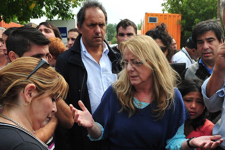 Scioli, junto a Alicia Kirchner, durante la recorrida por las zonas afectadas por la inundación en La Plata