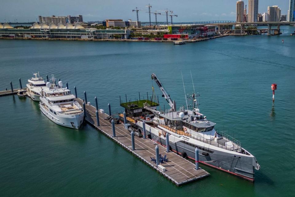 El yate de 182 pies del emprendedor Jonathan Rothberg, el Gene Chaser (derecha), está atracado en un puerto deportivo en Watson Island, el martes 21 de mayo de 2024.