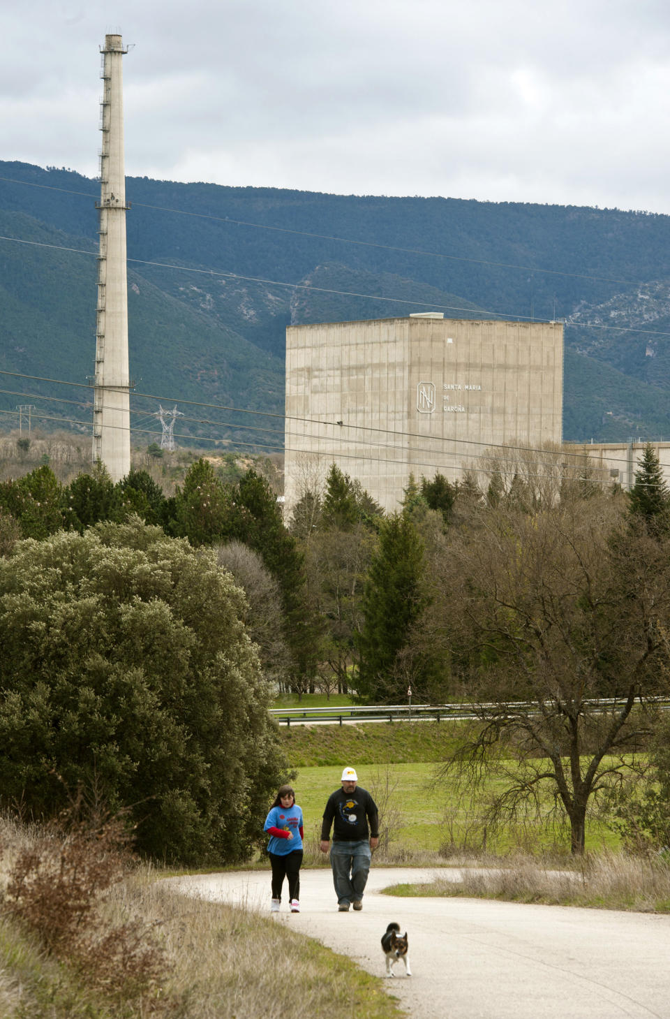 <p>La central nuclear Santa María de Garoña, propiedad de Nuclenor, se inauguró en 1971 y cesó su actividad en 2012. (Foto: Felix Ordoñez / Reuters).</p> 