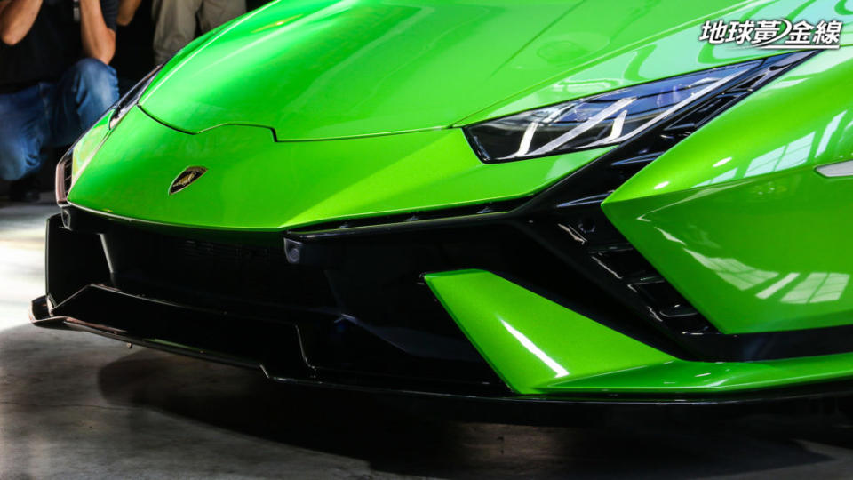 Huracán Tecnica車頭具有來自於 限量超跑Sián以及Terzo Millennio的Y字形線條。(攝影/ 陳奕宏)