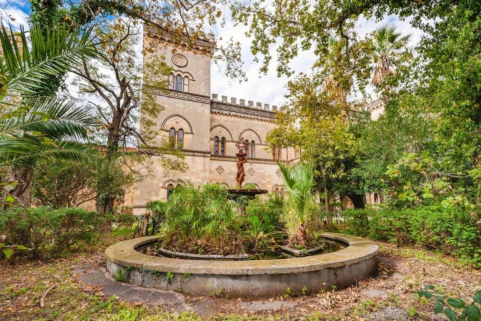 <p>El castillo se construyó en el siglo XIX y desde entonces ha pertenecido a la familia Pennisi de Floristella. Su diseñador fue el arquitecto palermitano Giuseppe Patricolo. (Foto: <a href="http://www.italy-sothebysrealty.com/en/buy/luxury-properties-for-sale/acireale-magnificent-castle-dating-back-to-1800-with-private-park-6397.html" rel="nofollow noopener" target="_blank" data-ylk="slk:Italy Sotheby's International Realty" class="link ">Italy Sotheby's International Realty</a>).</p> 