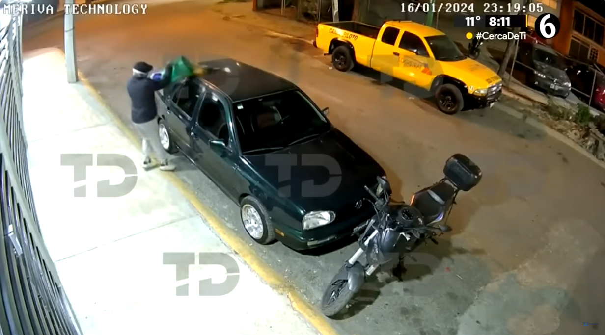 Edomex, sujeto prendió fuego a un automóvil. (Captura Youtube/TelediarioMX)