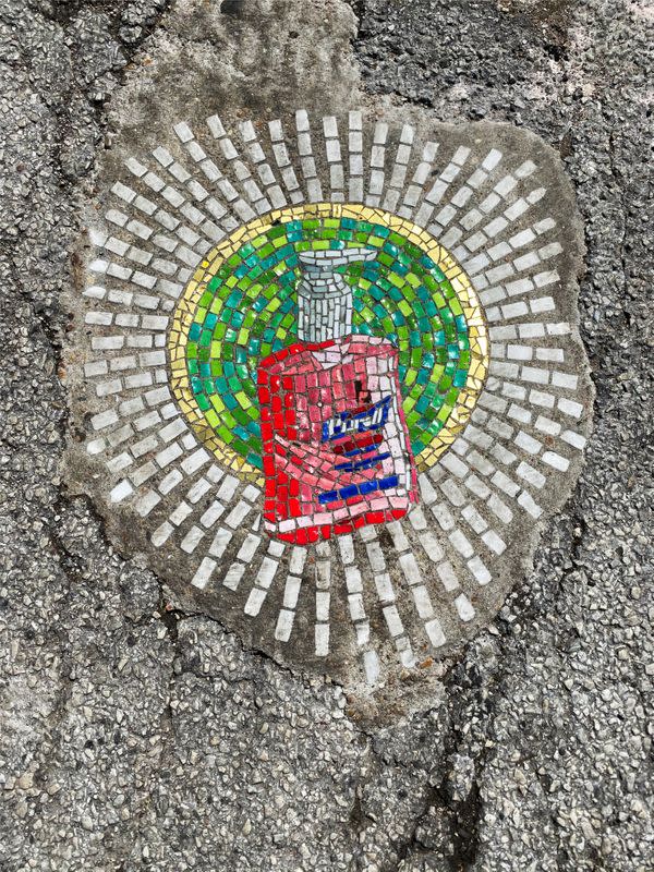 El artista de Chicago Jim Bachor crea cuatro mosaicos de baches con temas de pandemia en el lado norte de la ciudad.