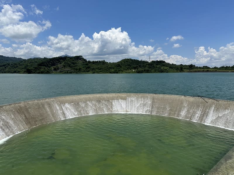 雲林湖山水庫滿庫溢流  至年底民生用水無虞 雲林縣湖山水庫24日上午11時30分達到滿水位，開始 自然溢流，水庫中心估計至今年民生用水無虞。 （湖山水庫提供） 中央社記者姜宜菁傳真  113年6月24日 