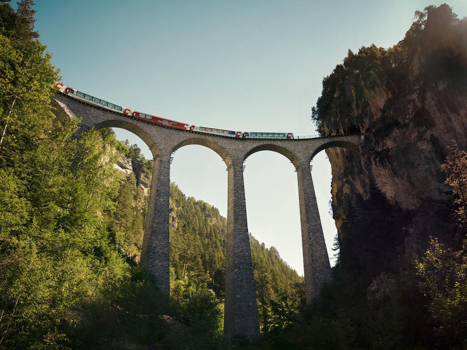 landwasserviadukt mit glacier express