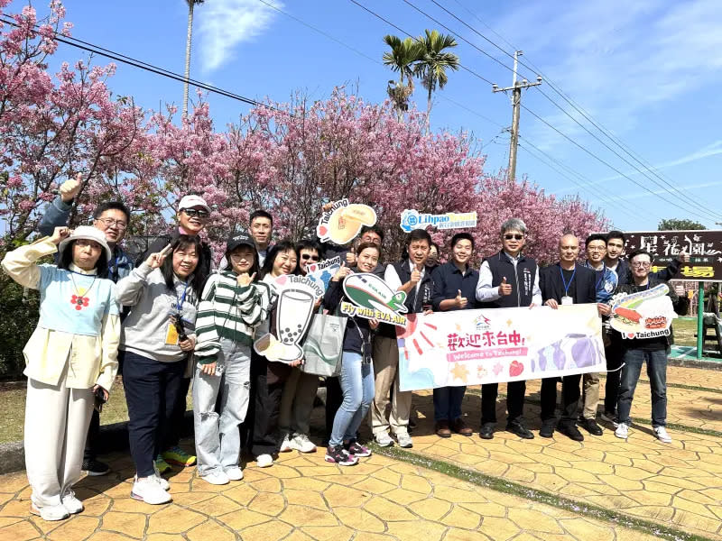 ▲臺中觀旅局安排踩線團在后里、豐原周邊景點體驗，觀賞馬術特技秀、享受田園採果樂等，（圖／麗寶提供）