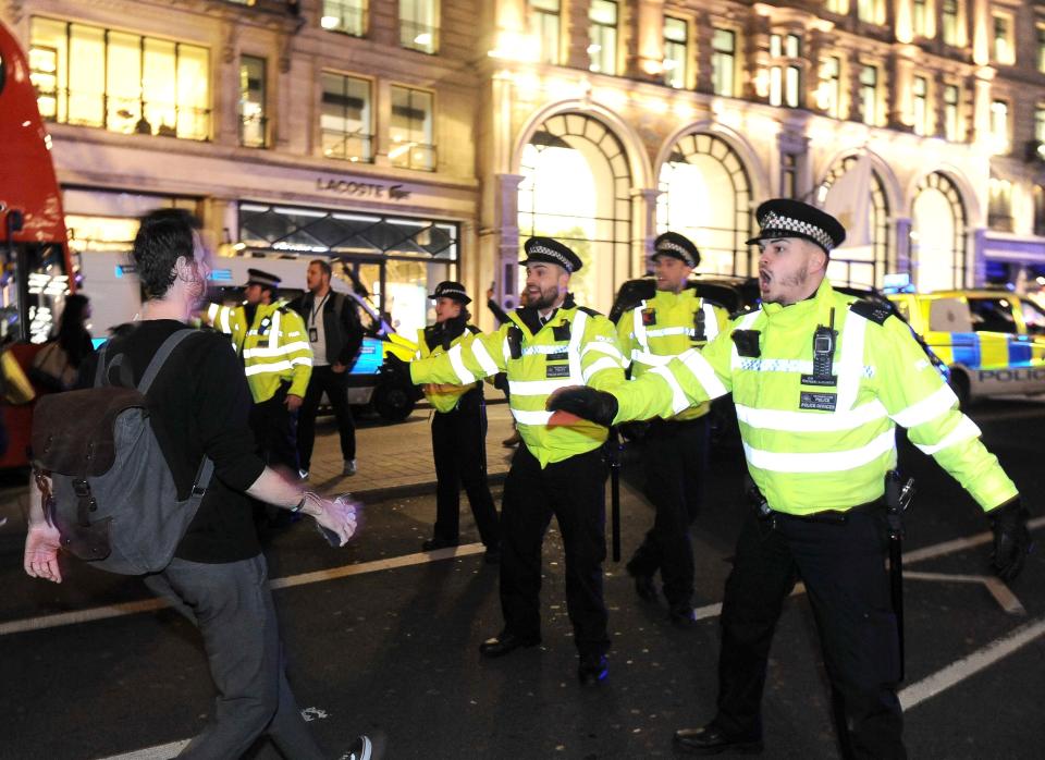 <p>Police and armed police at Oxford Circus conduct an evacuation after a reported incident on Nov. 24, 2017. (Photo: Marcin Wziontek/REX/Shutterstock) </p>