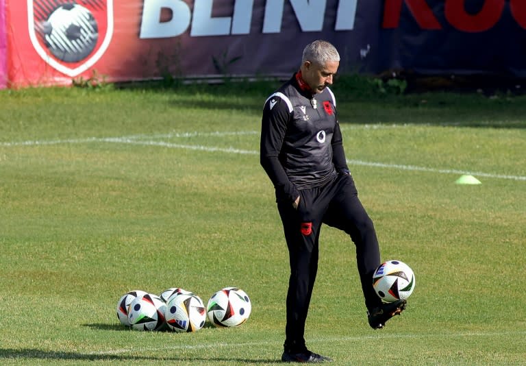 Le sélectionneur brésilien de l'Albanie, Sylvinho, lors d'un entraînement à Tirana, le 30 mai 2024 (Adnan Beci)