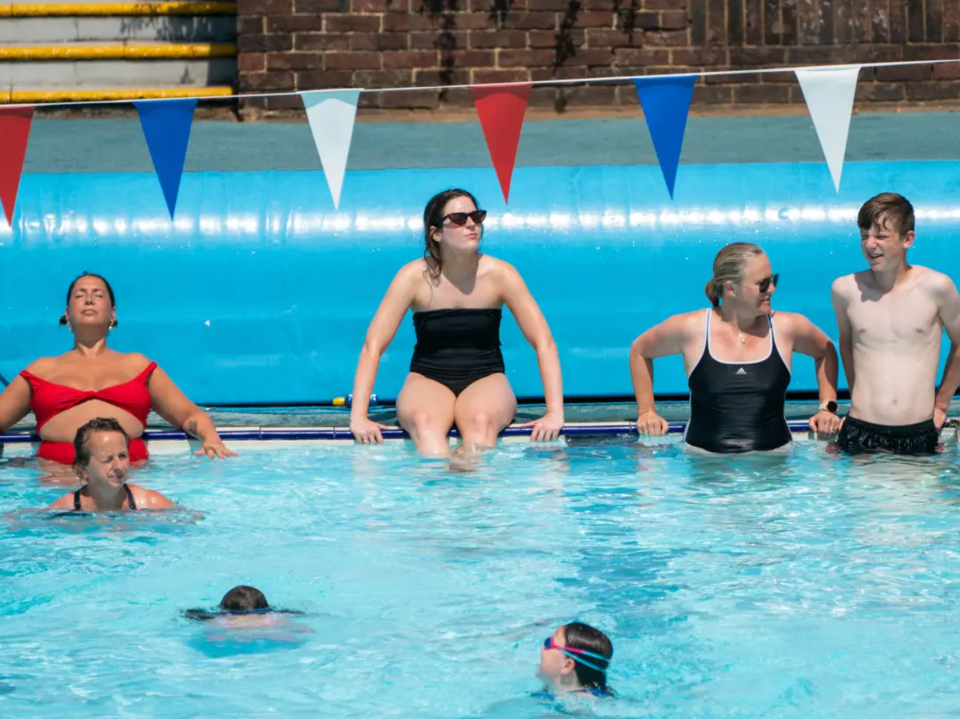 Viele Briten suchten am Wochenende Abkühlung im Freibad.