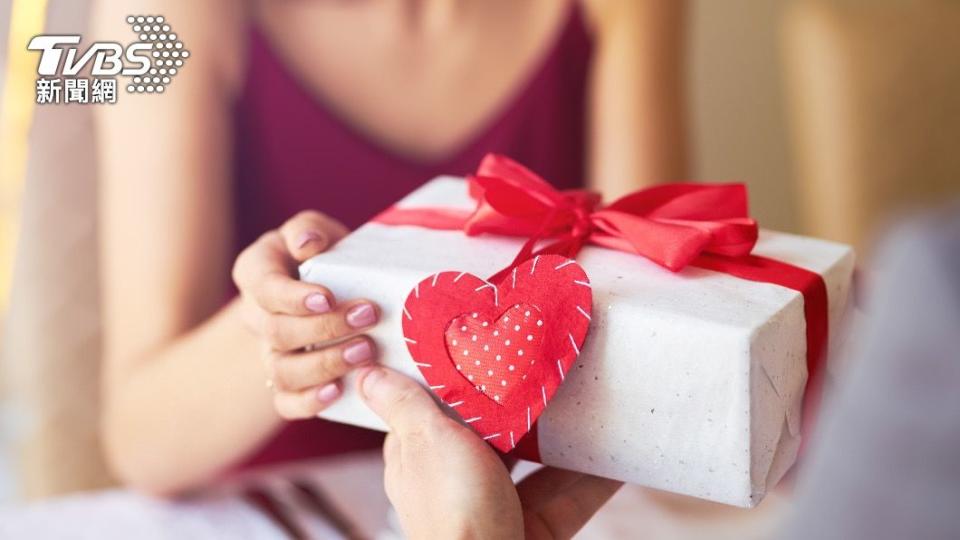 法國媒體發現當地許多人夫過起情婦節且送的禮物竟比妻子的還貴2倍。（示意圖／shutterstock達志影像）