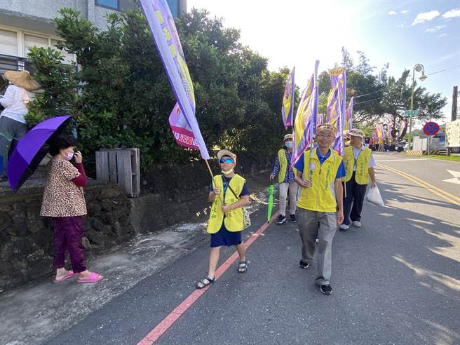 陳永和（右）今天在支持者陪同下，從龍崎出發，將徒步16公里走到東區。（曹婷婷攝）