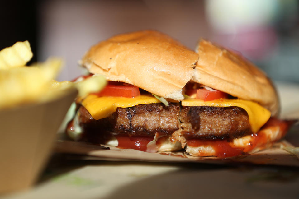 Sieht aus wie Fleisch, schmeckt (laut vielen Testern) wie Fleisch - ist aber keins: Ersatzprodukten wie Beyond Burger gehört die Zukunft. (Bild: Getty Images)