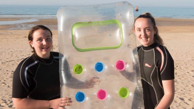 Isla Noble, de 15 años, y su hermana Eilidh, de 14, rescataron al hombre usando su colchoneta inflable (RNLI Fraserburgh).