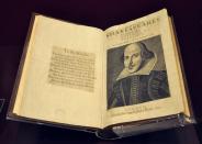 <p>‘First Folio. Comedies, Histories & Tragedies’ es la primera recopilación de obras teatrales del dramaturgo inglés William Shakespeare. Se cree que existen 234 copias en el mundo de su primera edición y en 2003 se vendió un ejemplar por 4 millones de euros. (Foto: <a rel="nofollow noopener" href="http://commons.wikimedia.org/wiki/File:First_Folio_VA.jpg" target="_blank" data-ylk="slk:Wikimedia Commons;elm:context_link;itc:0;sec:content-canvas" class="link ">Wikimedia Commons</a> / Andreas Praefcke / Dominio Público). </p>