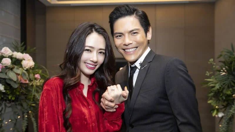 向佐（右）和郭碧婷結婚3年爆出婚外情。（圖／翻攝自微博）