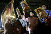 People weep after an announcement that Thailand's King Bhumibol Adulyadej has died, at the Siriraj hospital in Bangkok, Thailand, October 13, 2016. REUTERS/Athit Perawongmetha