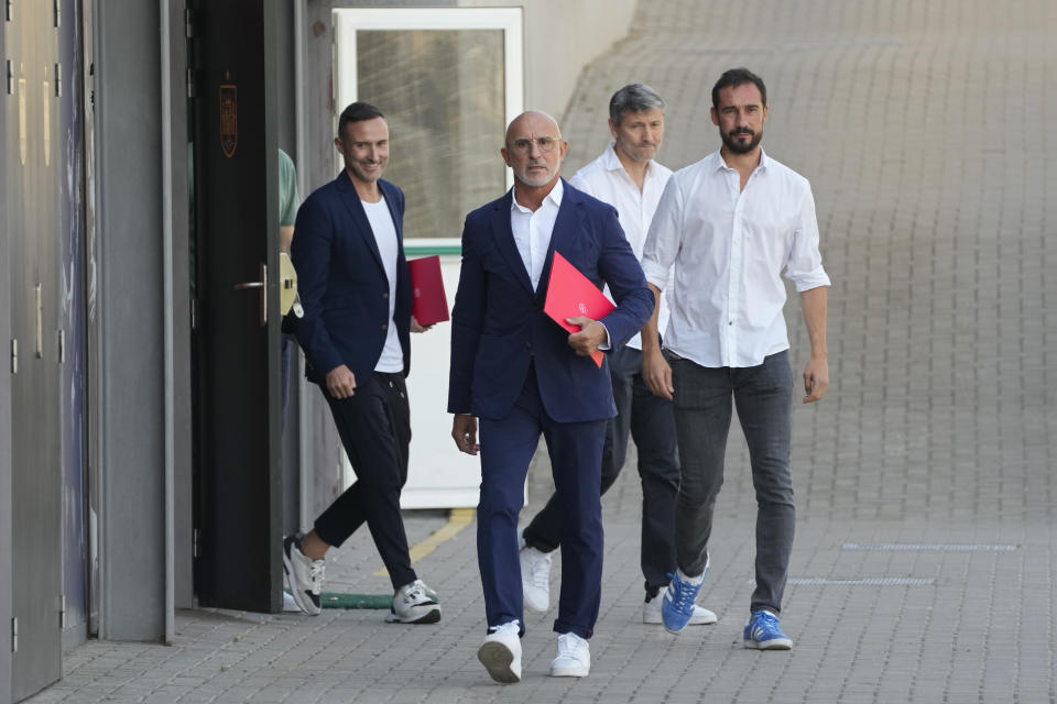 Spain's national soccer coach Luis de la Fuente, centre, arrives to give a press conference where he will announce the squad for the upcoming international Euro 2024 qualifying matches, in Las Rozas, Spain, Friday, Sept. 1, 2023. (AP Photo/Paul White)