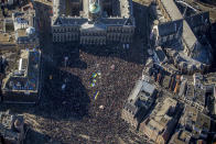 <p>荷蘭阿姆斯特丹人民擠滿水壩廣場 (Dam square) 抗議俄羅斯軍事行動。 (Photo by Cris Toala Olivares/Getty Images)</p> 