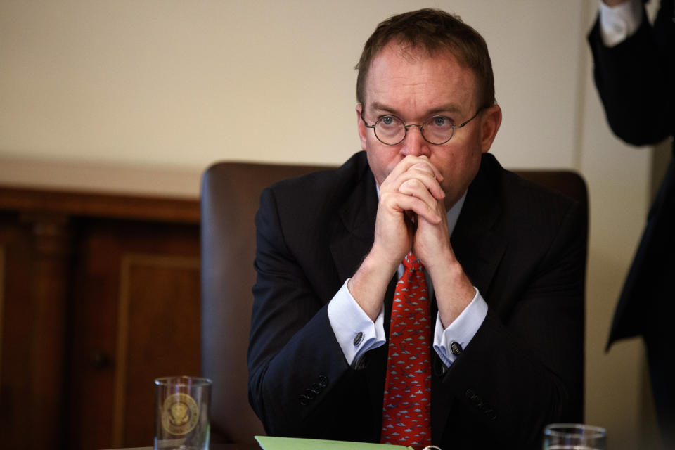 Mick Mulvaney, jefe interino de despacho de la Casa Blanca, escucha hablar al presidente Donald Trump durante una junta con el gabinete en la residencia presidencial, en Washington el 2 de enero de 2019. (AP Foto/Evan Vucci, archivo)