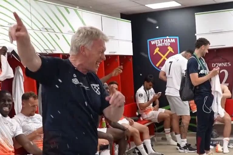 David Moyes, DT de West Ham, bailando con los jugadores tras la conquista de la Conference League