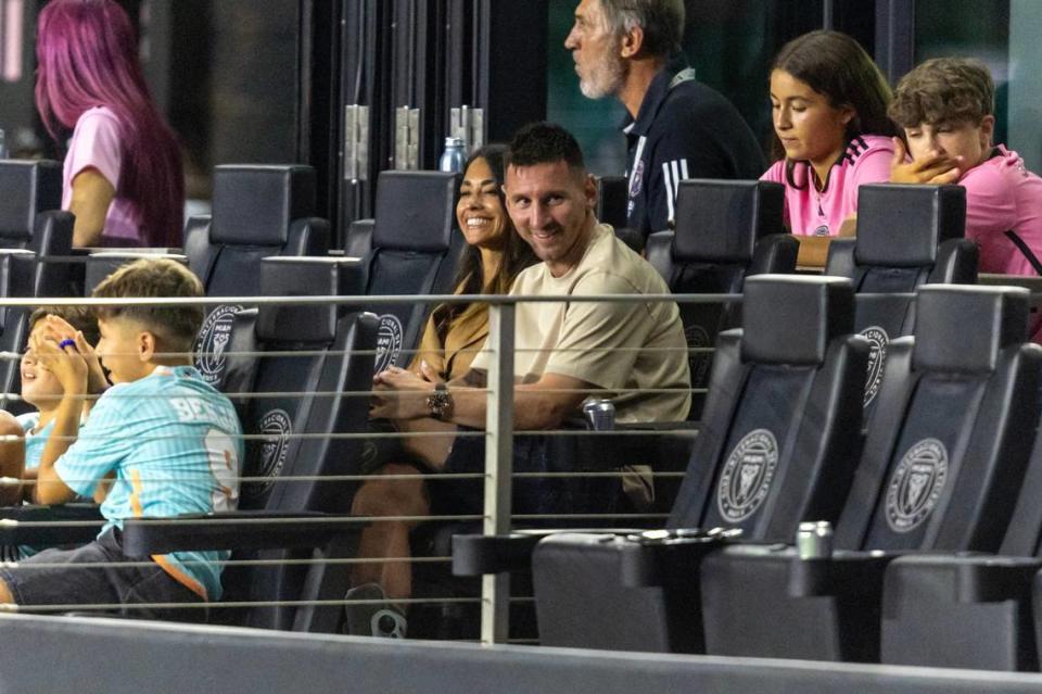 El delantero del Inter de Miami, Lionel Messi, y su esposa, Antonela Roccuzzo, ven el partido ante Puebla en la Leagues Cup, celebrado e 27 de julio de 2024 en el Chase Stadium, en Fort Lauderdale, Florida.