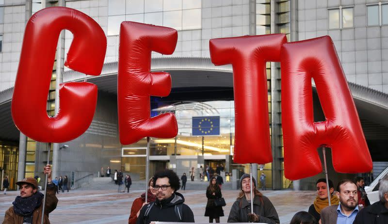 Le gouvernement de la Wallonie a maintenu son opposition au projet d'accord de libre-échange entre l'Union européenne et le Canada (CETA), qui bloque la ratification de ce traité commercial. /Photo prise le 20 octobre 2016/REUTERS/François Lenoir