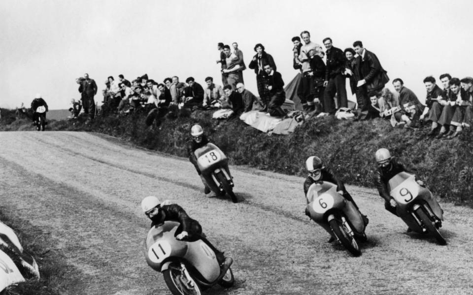 Carlo Ubbiali leads in the Lightweight TT race in 1958 - HULTON ARCHIVE