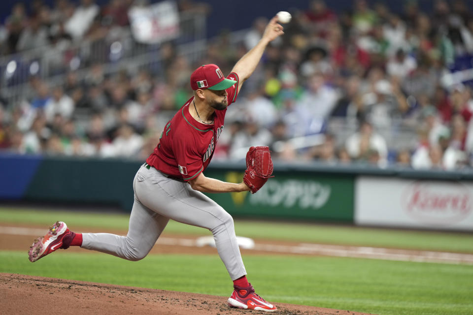 Patrick Sandoval lanza por México contra Japón durante el segundo inning del Clásico Mundial de béisbol, el lunes 20 de marzo de 2023, en Miami. (AP Foto/Wilfredo Lee)