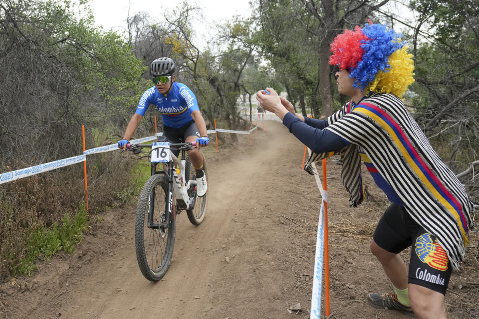 La colombiana Angie Lara compite en la final del ciclomontañismo de los Juegos Panamericanos en Santiago, Chile, el sábado 21 de octubre de 2023. (AP Foto/Dolores Ochoa)