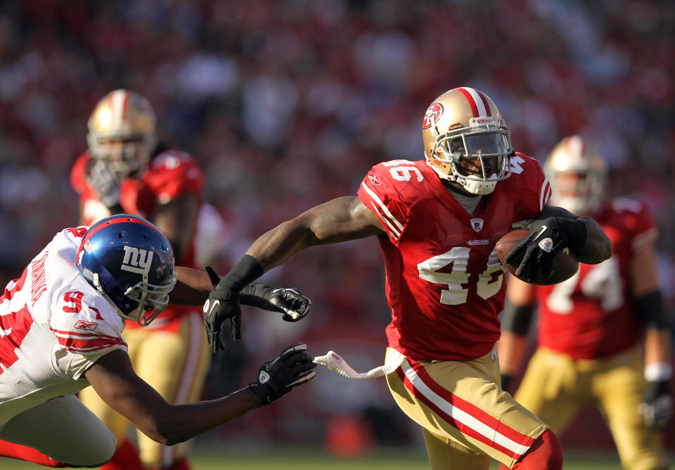 SAN FRANCISCO, CA - NOVEMBER 13: Delanie Walker #46 of the San Francisco 49ers runs past Mathias Kiwanuka #94 of the New York Giants at Candlestick Park on November 13, 2011 in San Francisco, California. (Photo by Ezra Shaw/Getty Images)