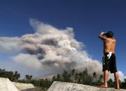 <p>FRM08. DARAGA (FILIPINAS), 23/01/2018. Un aldeano filipino toma fotos mientras el volcán Mayon entra en erupción hoy, martes 23 de enero de 2018, en la ciudad de Daraga, provincia de Albay (Filipinas). El Instituto Filipino de Vulcanología y Sismología (PHIVOLCS) elevó el 22 de enero el nivel de alerta para el volcán Mayon en medio de temores de una erupción mayor en las próximas horas o días. “Más de 26,000 personas han sido evacuadas a refugios en el área. La zona de peligro se extiende a un radio de 8 kilómetros desde el respiradero de la cumbre. Se recomienda encarecidamente al público que esté atento y desista de ingresar a esta zona de peligro”, agregó el PHIVOLCS. EFE/FRANCIS R. MALASIG </p>