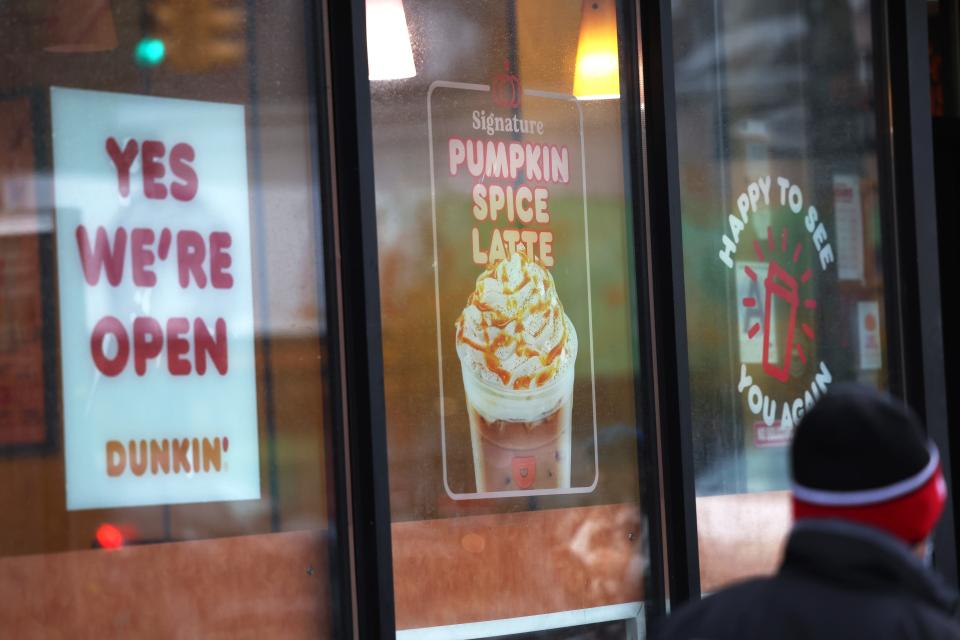 Eine Dunkin-Kundin sagt, ihr sei am Drive-Thru heißer Kaffee auf den Schoß gefallen und habe Verbrennungen verursacht. (Symbolbild) - Copyright: Michael M. Santiago/Getty Images