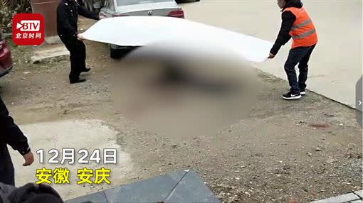 遺體被警方蓋上白布。（圖／翻攝自北京時間）