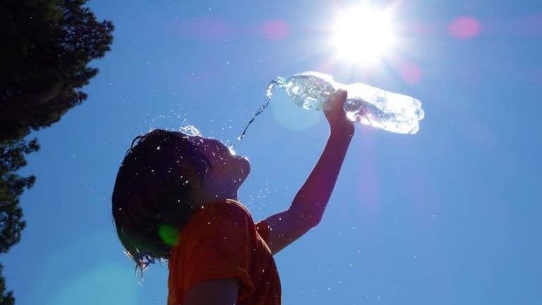 Dolor de cabeza, respiración y frecuencia cardíaca acelerada, temperatura elevada y piel roja son algunos de los síntomas de un golpe de calor